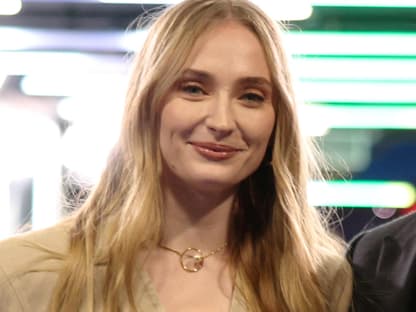 Sophie Turner lächelt