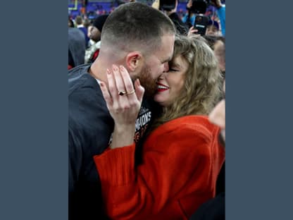 Travis Kelce und Taylor Swift turteln bei der AFC-Championship