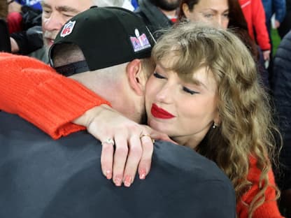 Travis Kelce und Taylor Swift turteln bei der AFC-Championship