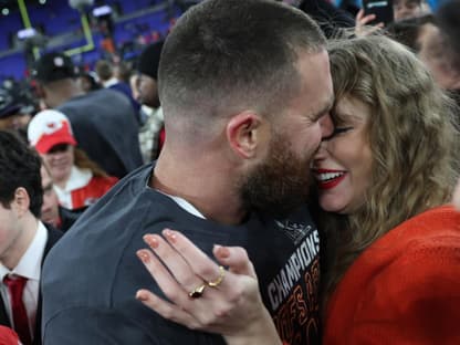 Travis Kelce und Taylor Swift turteln bei der AFC-Championship