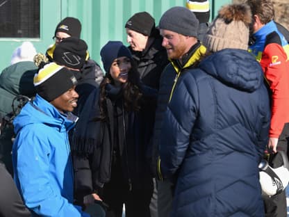 Herzogin Meghan und Prinz Harry unterhalten sich bei einer "Invictus Games"-Veranstaltung in Kanada. 