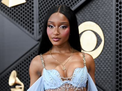 Ayra Starr im blauen Kleid bei den Grammys 2024