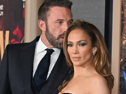 Ben Affleck flüstert Jennifer Lopez zu