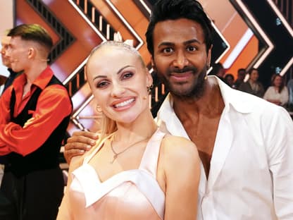 Marta Arndt und Biyon Kattilathu stehen auf dem "Let's Dance"-Parkett nebeneinander.