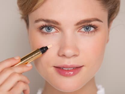 Frau concealer für Augenringe