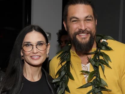 Demi Moore und Jason Momoa lächeln in Kamera