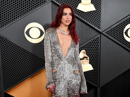 Dua Lipa in einem silbernen Kleid bei den Grammys 2024