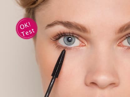 Frau mit Clinique Lash Booster