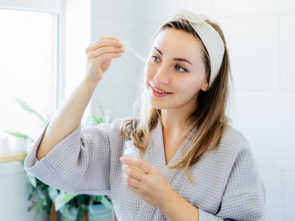 Frau mit Botox-Serum