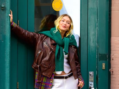 Gigi Hadid in brauner Bikerjacke