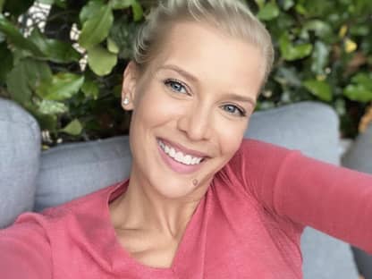 Oksana Kolenitchenko macht Selfie draußen