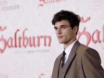 Jacob Elordi im brauen Anzug von der Seite bei der "Saltburn"-Premiere