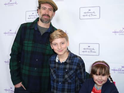 Jason Lee mit Kindern Pilot Inspektor und Casper