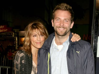 Jennifer Esposito hat den Arm um Bradley Coopers Nacken gelegt