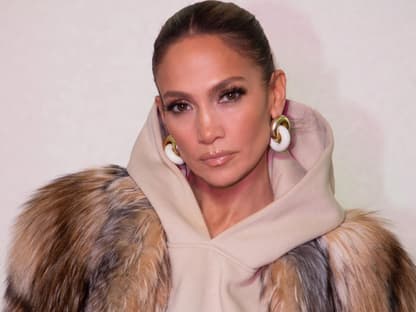 Jennifer Lopez sieht ernst in die Kamera