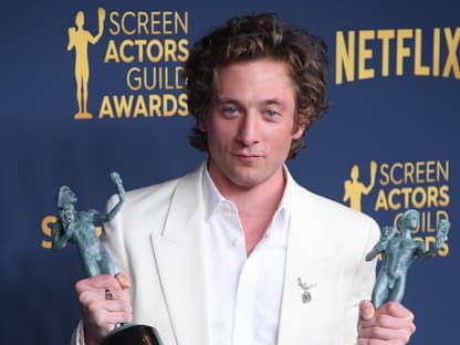 Jeremy Allen White im weißen Anzug bei den SAG Awards 2024