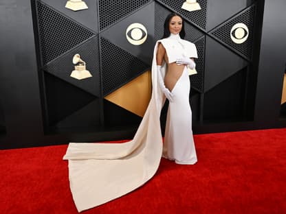 Kat Graham in einem weißen Kleid bei den Grammys 2024