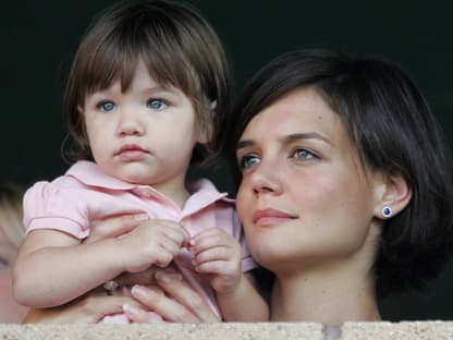 Katie Holmes und Suri bei Fußballspiel 2007