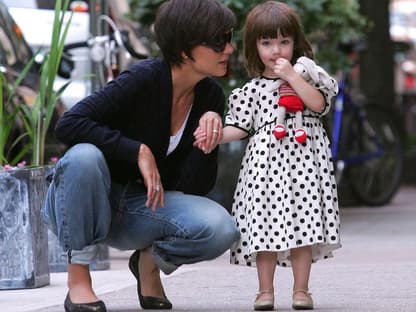 Katie Holmes und Suri beim Spaziergang 2008