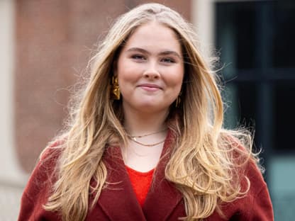 Prinzessin Amalia der Niederlande lächelt. 