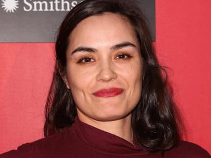 Shannyn Sossamon lächelt in die Kamera