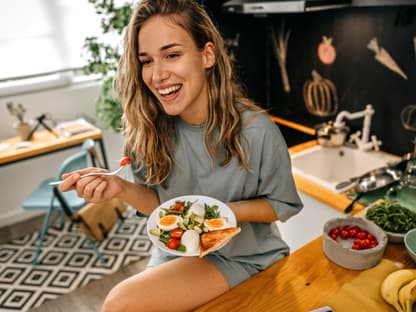 sportliche frau isst protein frühstück zum abnehmen