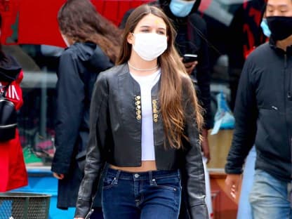 Suri Cruise mit Maske und Lederjacke 2021