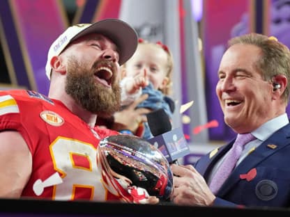 Travis Kelce freut sich nach dem Super Bowl im Interview