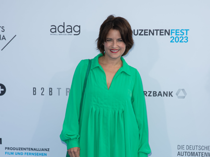 Vanessa Jung im grünen Kleid 