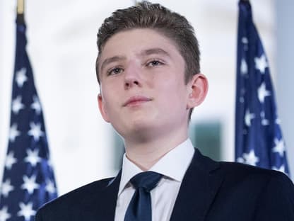 Barron Trump guckt schräg nach oben