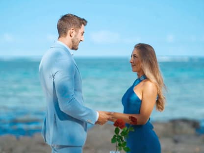 "Die Bachelors" 2024 Dreamdates: Dennis gibt Katja eine Rose 