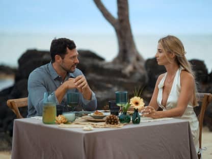 "Die Bachelors" 2024 Dreamdates: Larissa und Sebastian beim Dinner 