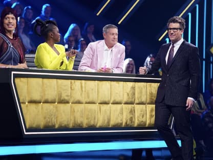 Jorge Gonzalez, Motsi Mabuse und Joachim Llambi sitzen am Jury-Pult von "Let's Dance" und sprechen mit Moderator Daniel Hartwich 