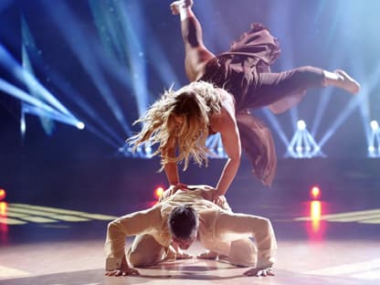 Sophia Thiel und Alexandru Ionel tanzen einen Contemporary bei "Let's Dance.