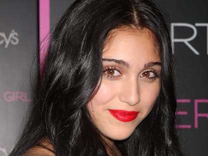 Lourdes Leon mit roten Lippen