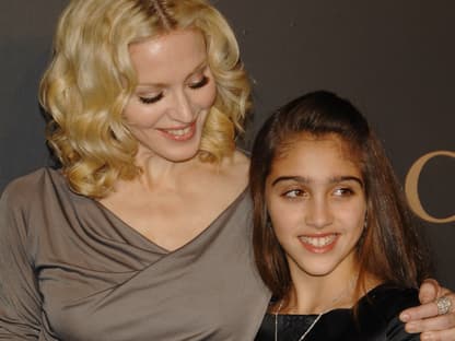 Madonna guckt Lourdes stolz an