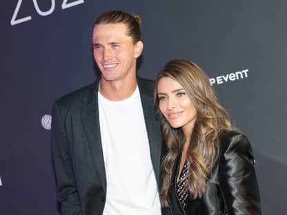 Alex Zverev und Sophia Thomalla posieren glücklich zusammen