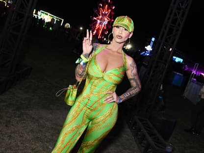 Amber Rose im grünen Outfit beim Coachella, 2024