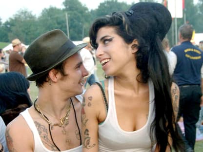 Amy Winehouse und ihr damaliger Partner Blake Fielder-Civil ausgelassen