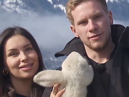 Hannes und Annika verliebt mit Lämmchen im Oster-Special von "Bauer sucht Frau"