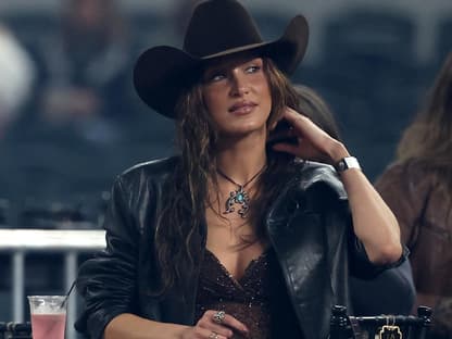 Bella Hadid mit Cowboyhut bei "The American Performance Horseman" in Texas 