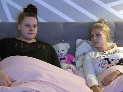 Lavinia Wollny nach Trennung von Tim traurig im Bett mit Schwester Estefania 