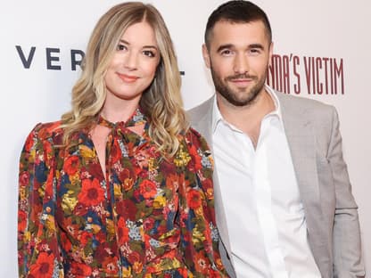 Emily VanCamp und Josh Bowman posieren zusammen