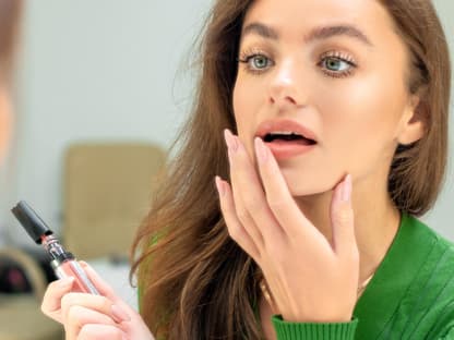 Frau mit Stick für Make-up