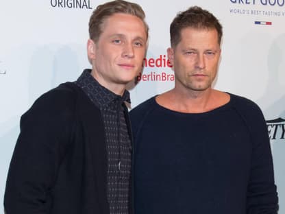 Matthias Schweighöfer und Til Schweiger stehen zusammen mit ernsten Gesichtern