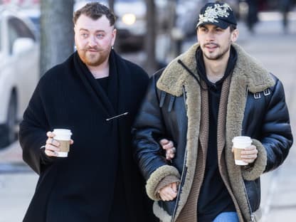 Sam Smith und Christian Cowan spazieren Arm in Arm durch New York City