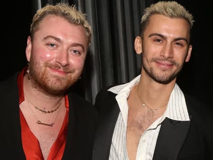 Sam Smith und Christian Cowan lächeln zusammen