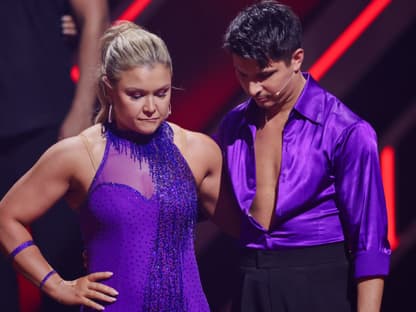 Sophia Thiel und Alexandru Ionel gucken auf den Boden