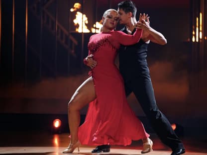 Sophia Thiel und Alexandru Ionel tanzen einen Tango bei "Let's Dance".