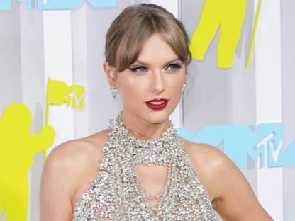 Taylor Swift 2022 mit Hochsteckfrisur